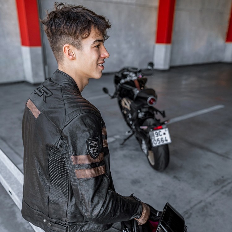 Cool Evo Brown z boku pri ,motorke 