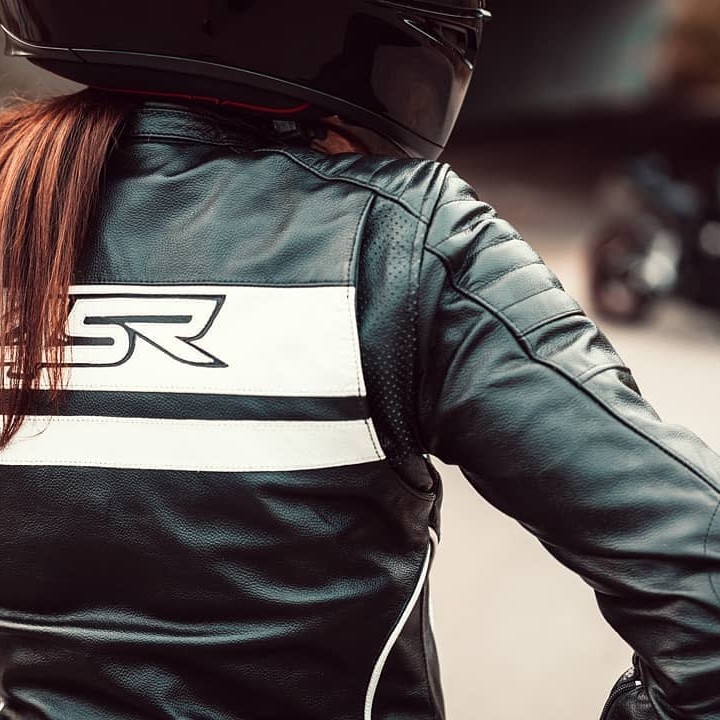 Roadster Lady - Pearl White detail na ruku  zo zadu 