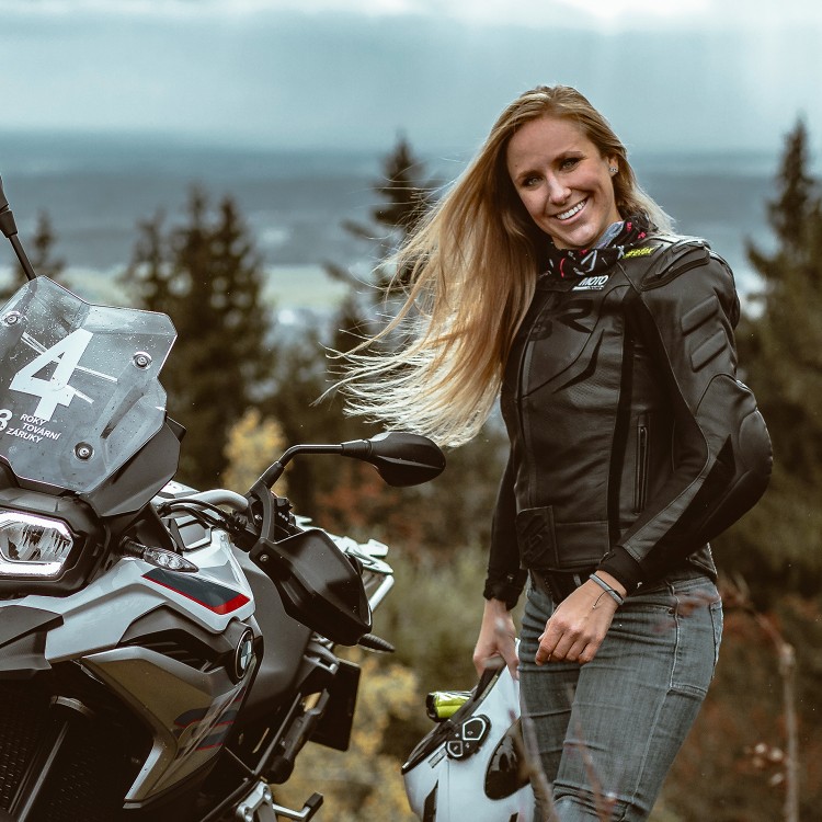 TT Replica Lady Black Series  detail v teréne