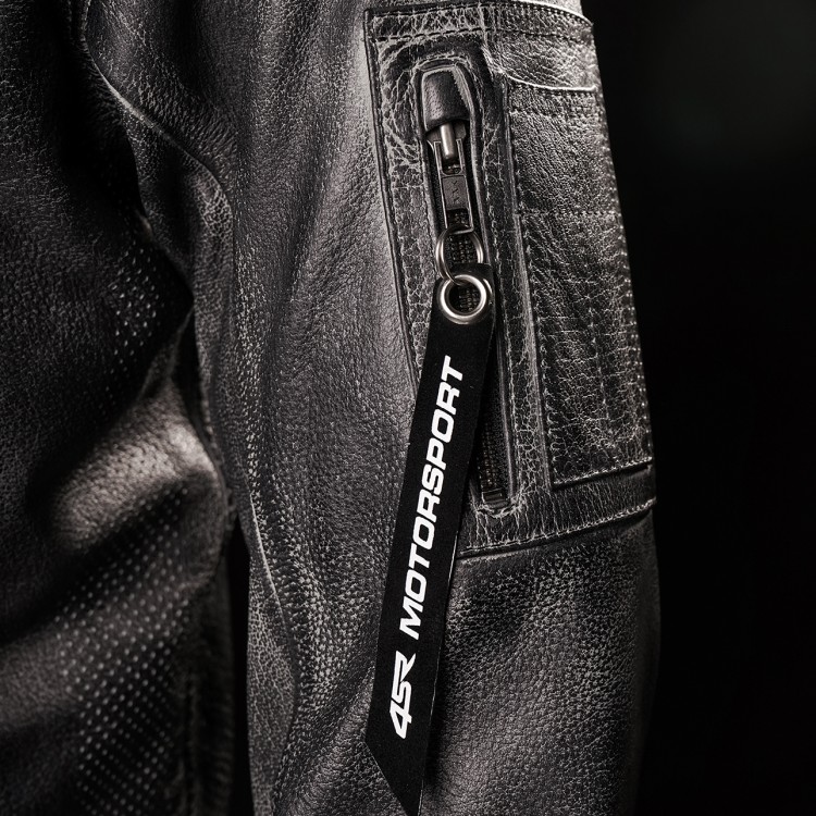 Hoodie Jacket detail na vceko na rukáve 