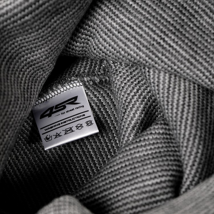 Zimní čepice s bambulí