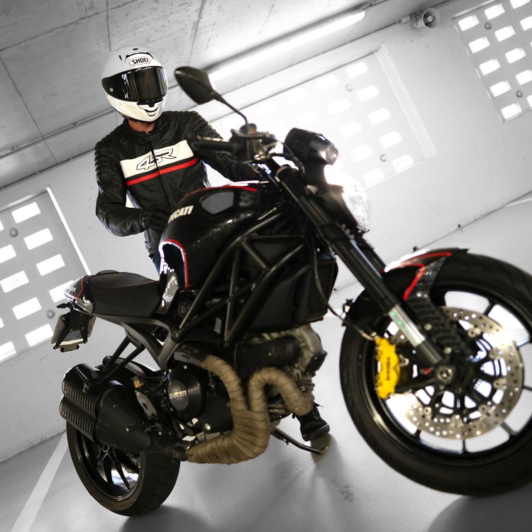 ROADSTER III RED - kožená bunda na motorku motorkár pri motorke 