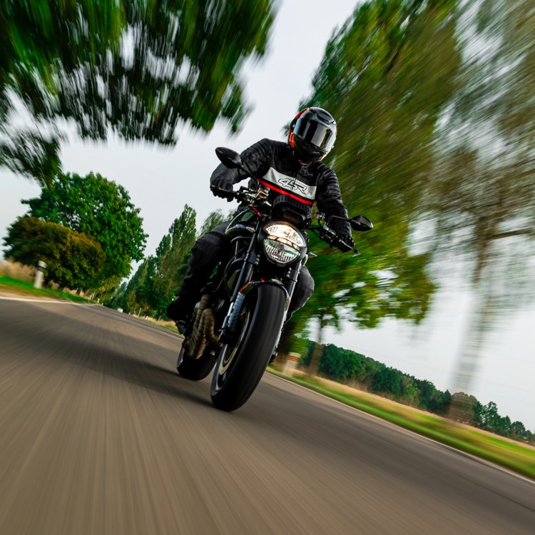 ROADSTER III RED - kožená bunda na motorku počas jazdy 