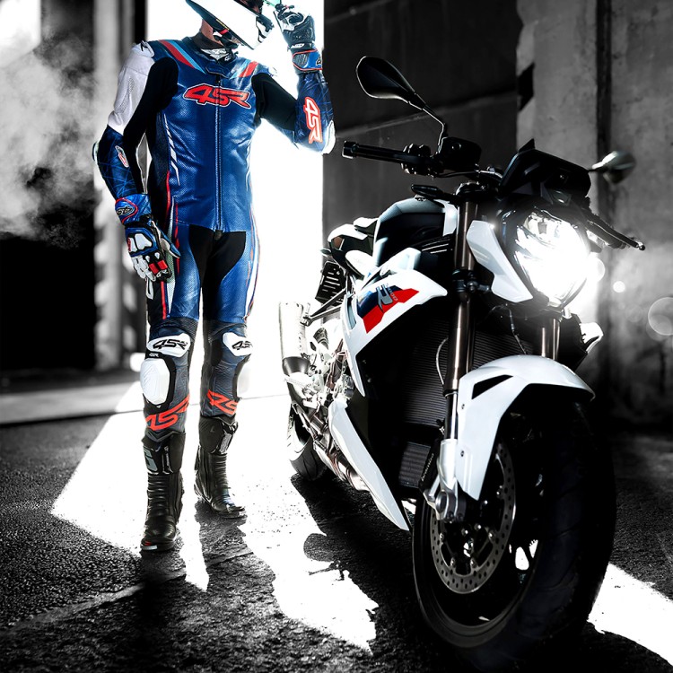 Racing Blue AR vedľa motorky 